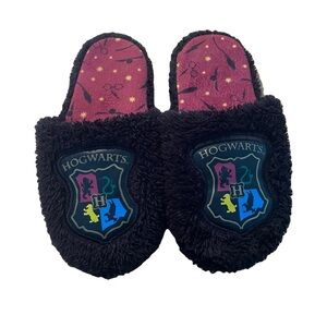 Hogwarts Black Fuzzy Slippers unisex (W6-9)(M5-8) good condition